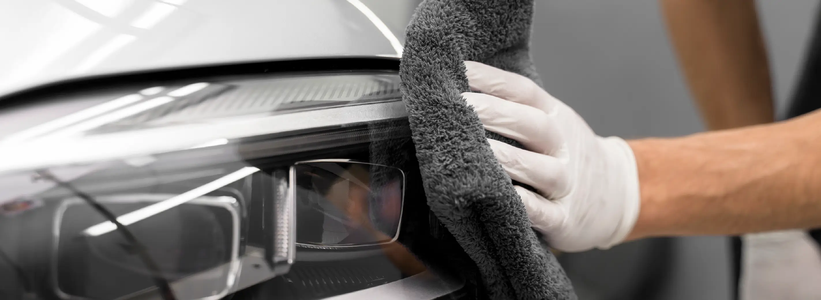 Profissional aplicando produto de polimento em veículo