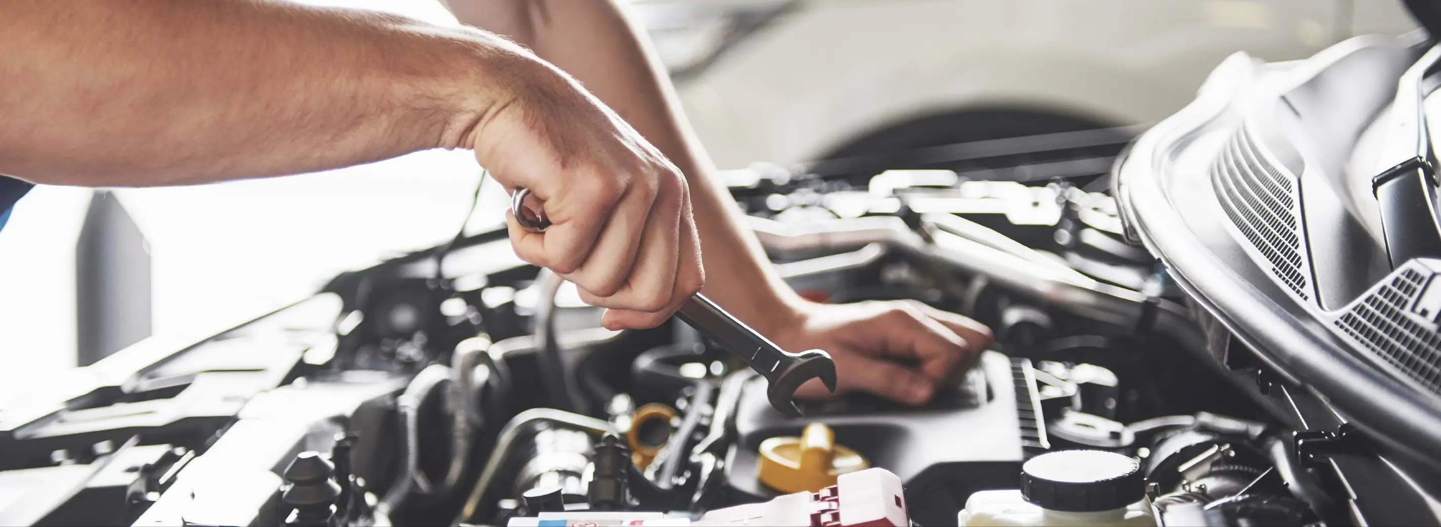 Mecânico realizando inspeção em motor automotivo
